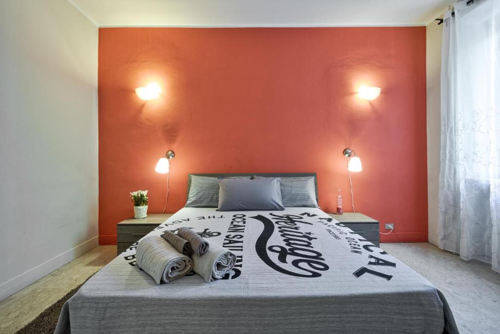 A bed or beds in a room at ACADAMIS - 4 min a piedi da Porta Susa