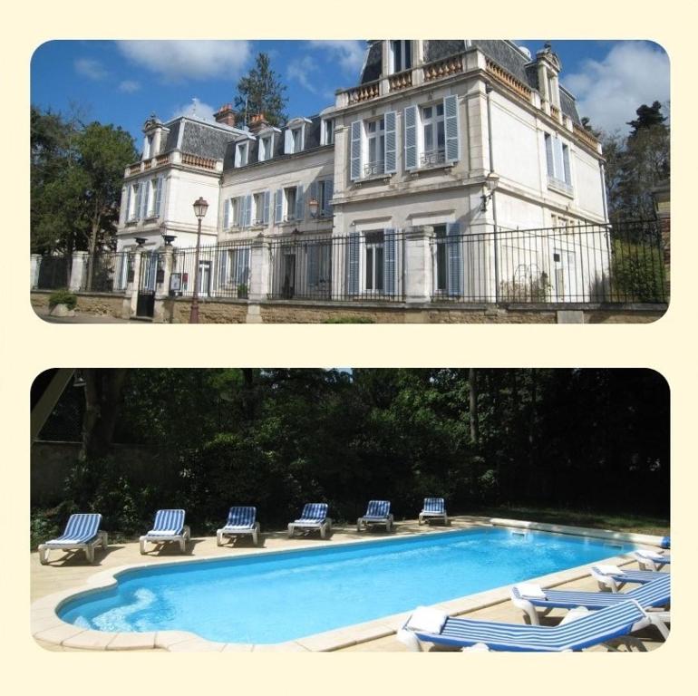 deux photos d'une maison et d'une piscine dans l'établissement Hôtel Les Maréchaux, à Auxerre