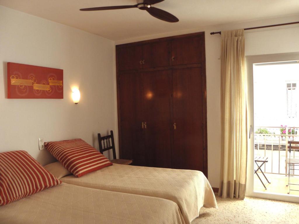 a bedroom with a bed and a ceiling fan at Pensió Vista Alegre in L'Escala