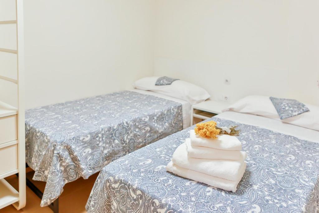Postel nebo postele na pokoji v ubytování Apartaments Les Palmeres Coma-ruga