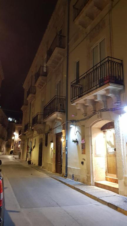 una calle vacía en una ciudad por la noche en Artemide, en Siracusa