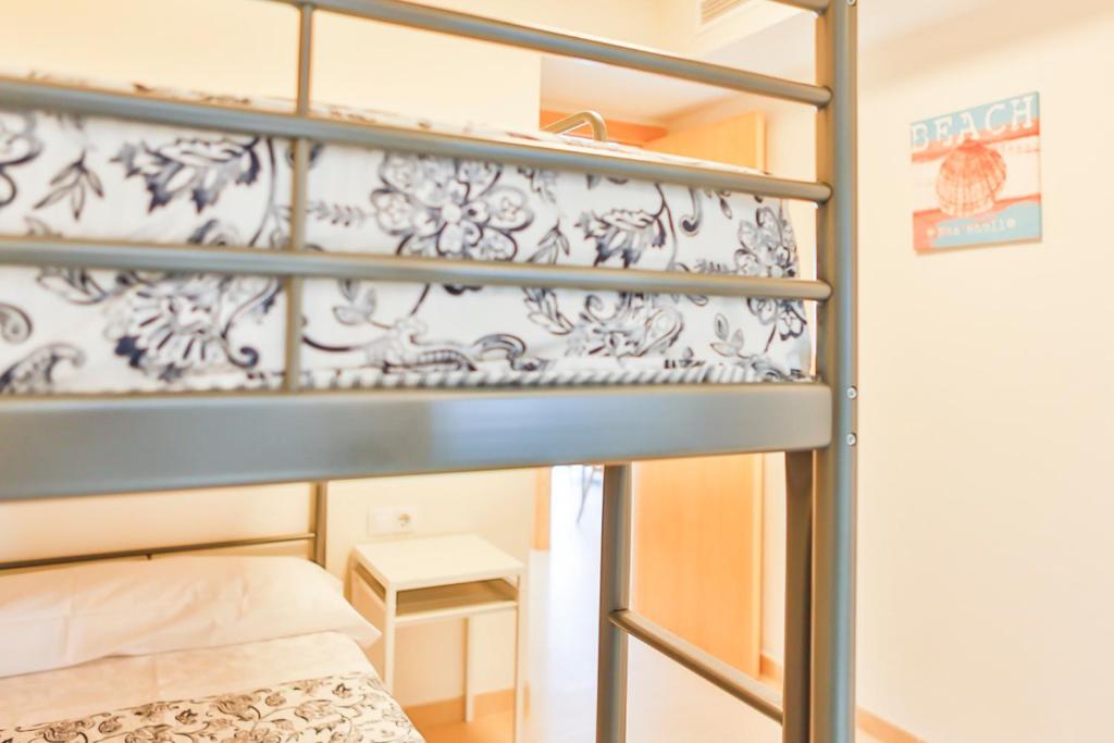 Postel nebo postele na pokoji v ubytování Apartaments Les Palmeres Coma-ruga