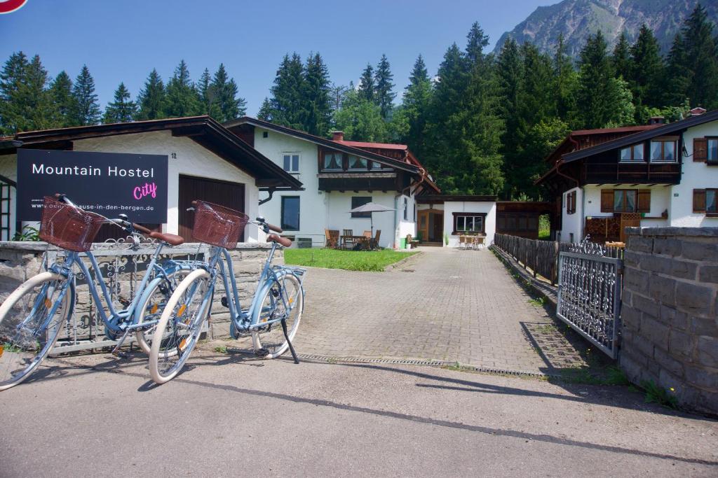 dos bicicletas están estacionadas frente a un edificio en Mountain Hostel City en Oberstdorf