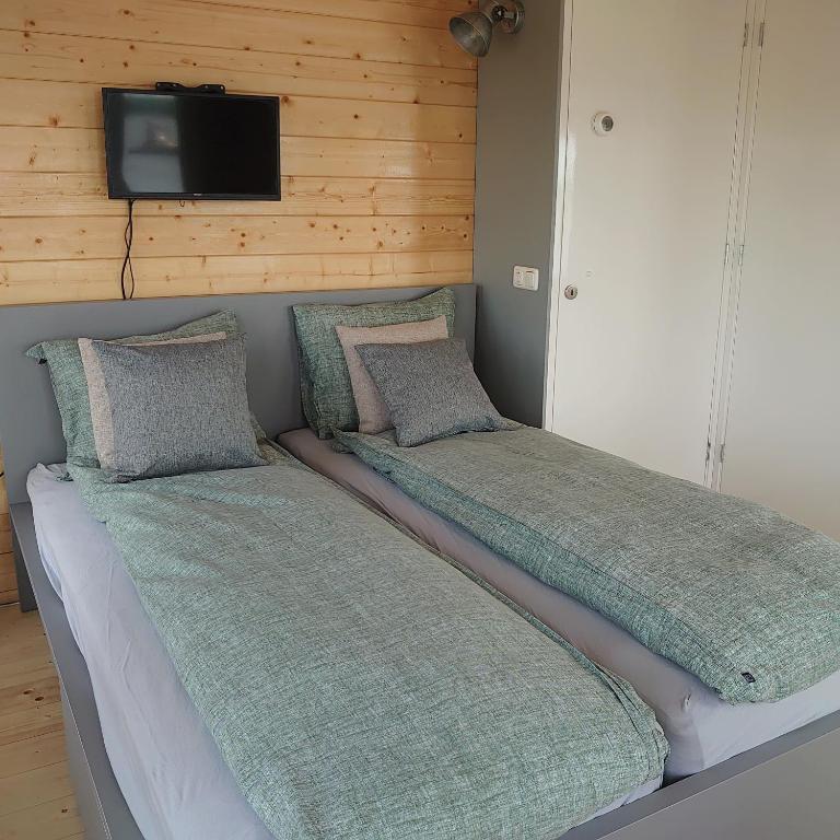 Postel nebo postele na pokoji v ubytování Waterhuisjes op de pier van LauwersmeerPlezier!