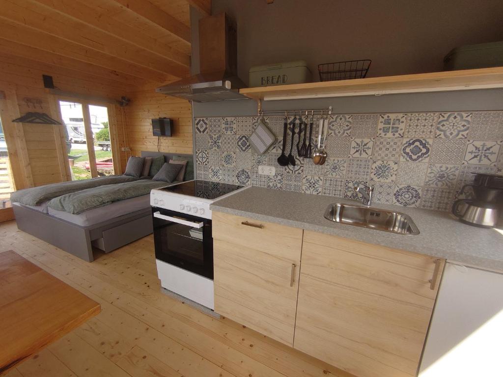 Kuchyň nebo kuchyňský kout v ubytování Waterhuisjes op de pier van LauwersmeerPlezier!