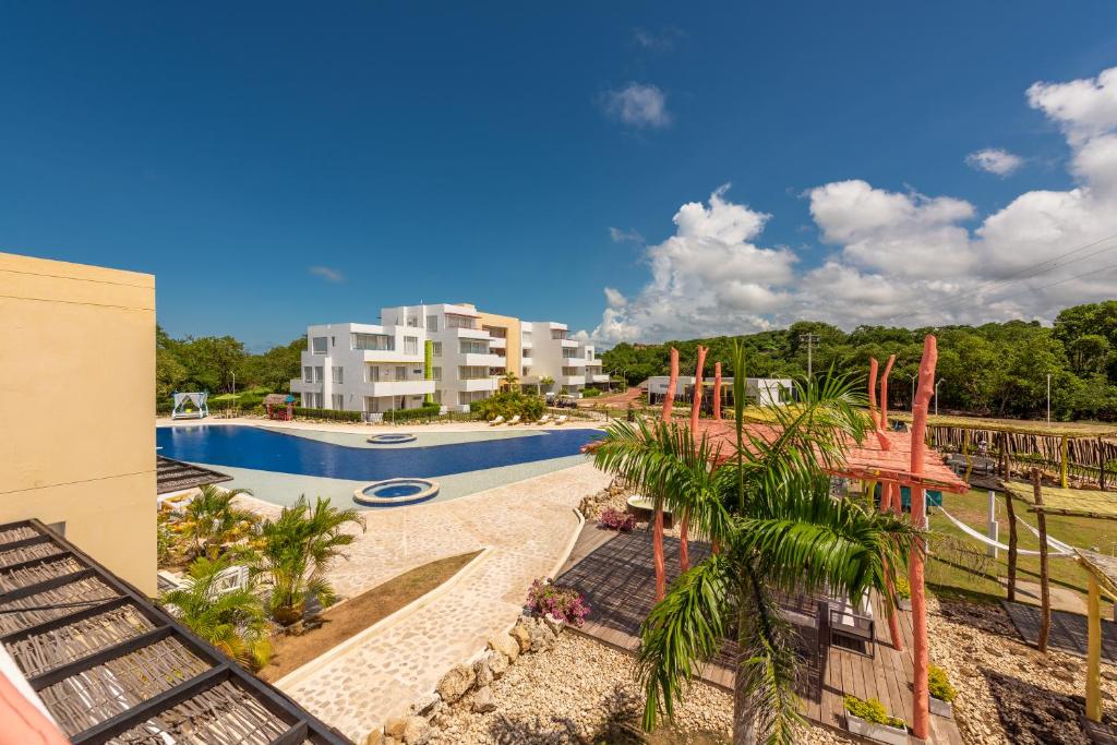 ein Resort mit einem Spielplatz und einem Pool in der Unterkunft Santo Manglar Cartagena Life Wellness Spa Hotel in Cartagena de Indias