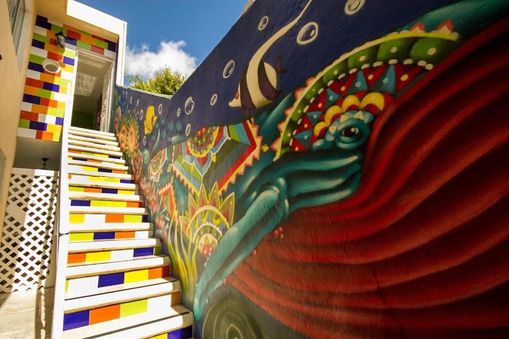 a mural of a peacock on the side of a building at Departamento céntrico, perfectamente ubicado, dos habitaciones in Cancún