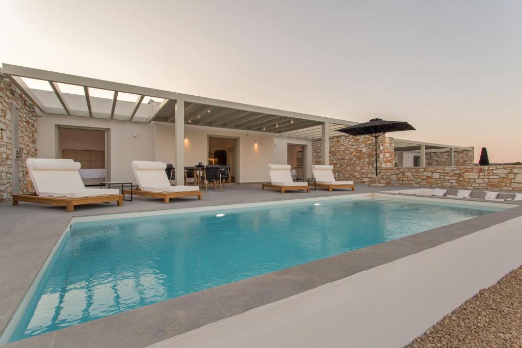 Bazén v ubytování T7 LUXURY VILLAS PAROS nebo v jeho okolí