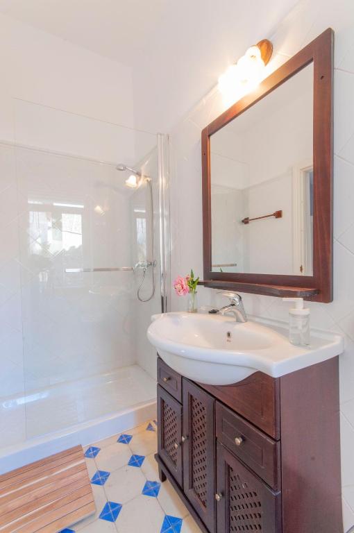 A bathroom at Casa Rural La Rosaleda de Pajares