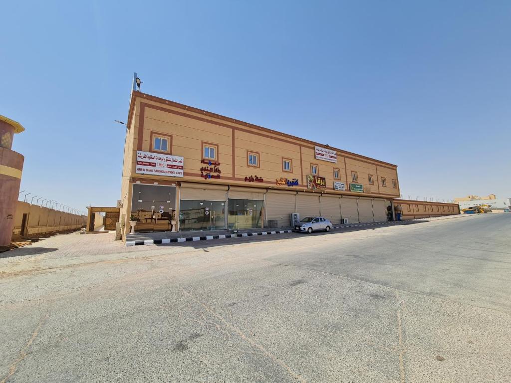 ein großes Gebäude am Straßenrand in der Unterkunft Qasr Alshamal For Furnished apartments in Arar