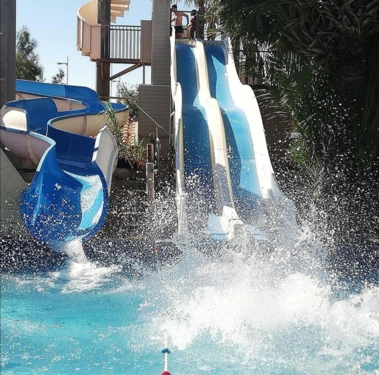 - un toboggan dans une piscine avec un parc aquatique dans l'établissement MOBIL HOME camping **** Canet en Roussillon, à Canet