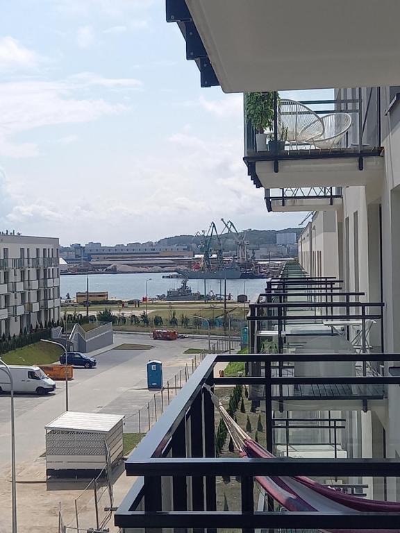 balkon budynku z widokiem na wodę w obiekcie Apartament Nadmorskie Tarasy z widokiem na morze w mieście Gdynia