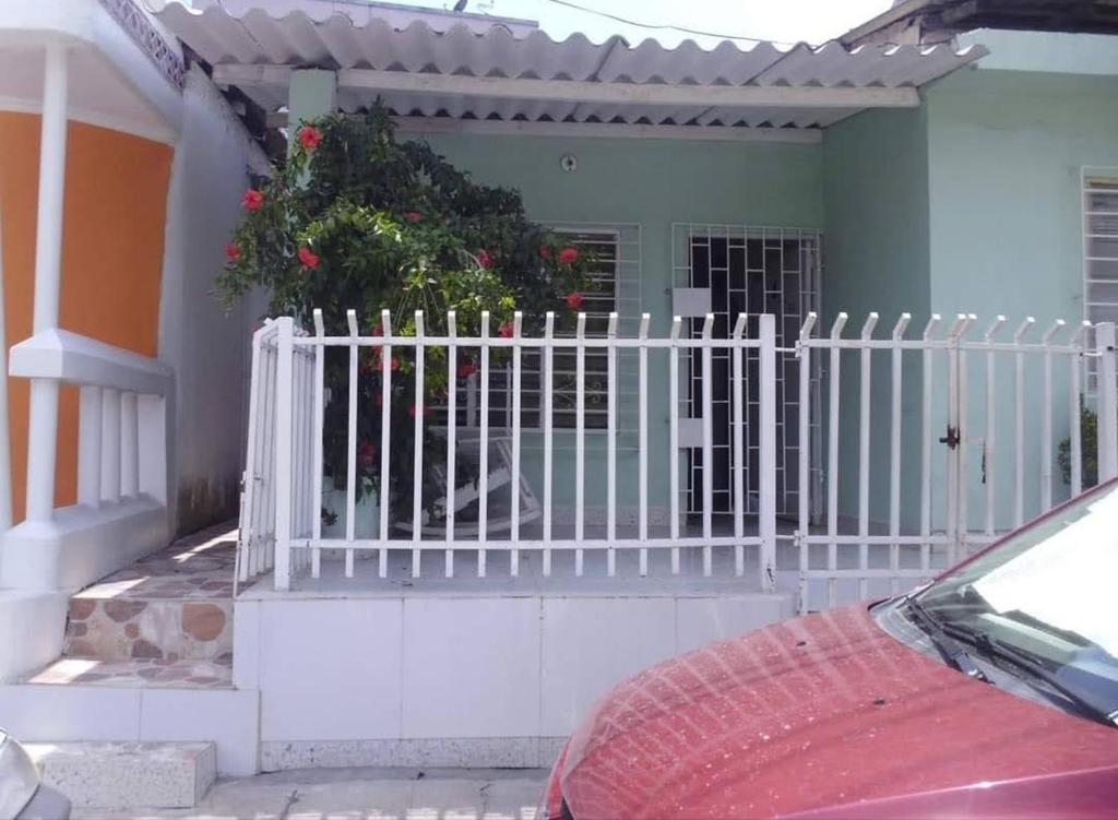 una cerca blanca frente a una casa en apartaestudio independiente en Manga, Cartagena, en Cartagena de Indias