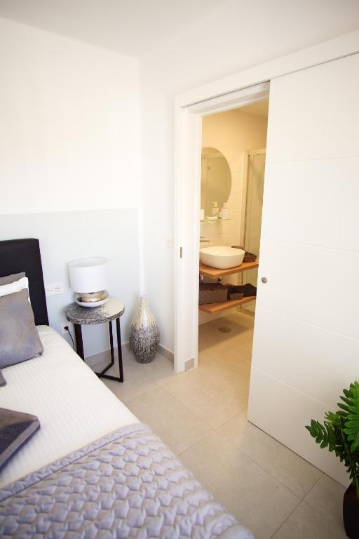 Posteľ alebo postele v izbe v ubytovaní Apartment El Sueño - GREAT SEA VIEWS - infinity POOL - free Wifi- smart TV-Residence Senator