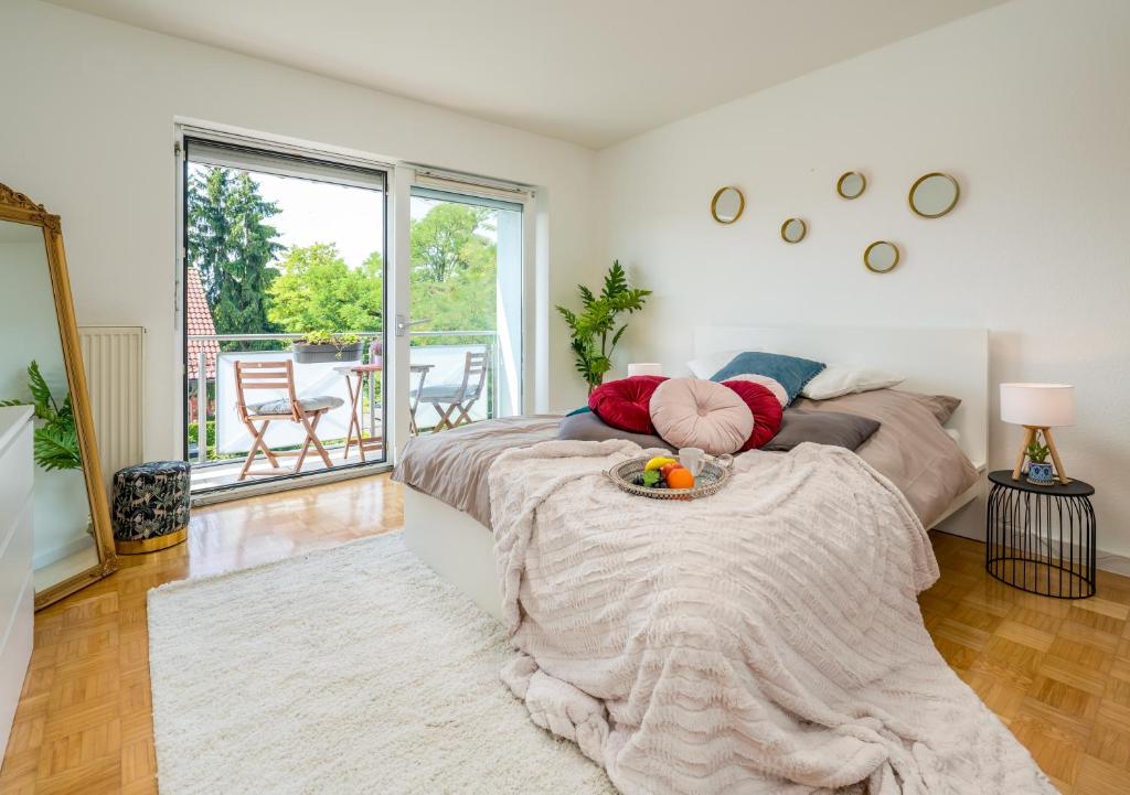 a bedroom with a bed and a table with a bowl of fruit on it at 2OG Rechts - Wunderschöne 80m2 3-Zimmer City Wohnung nähe Salzburg in Freilassing