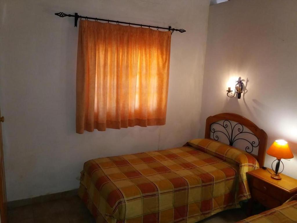 1 dormitorio con cama y ventana en Room in Guest room - Casa El Cardon A2 Buenavista del Norte, en Buenavista del Norte