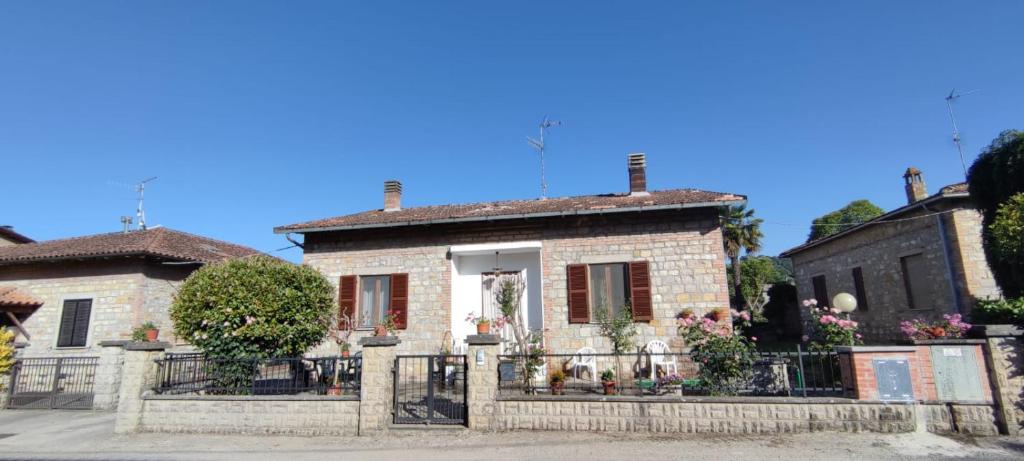 una casa de ladrillo con una valla delante de ella en Maranzano 90 en Città della Pieve