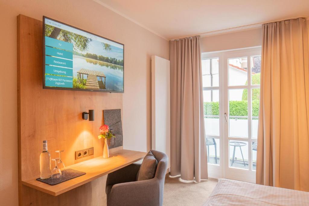 TV a/nebo společenská místnost v ubytování Sopherl am See - Frühstück auf der Seeterrasse, sehr ruhig und wunderschön am See, 3 Minuten nach Oberpfaffenhofen, viele Radtouren, Restaurants & Cafes in der Umgebung