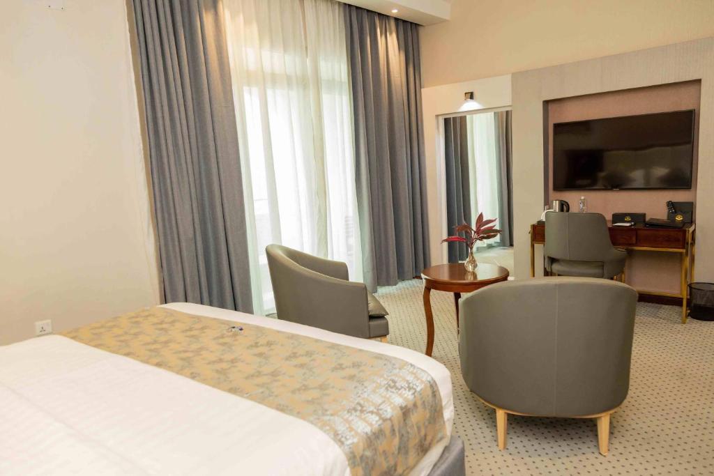 TV a/nebo společenská místnost v ubytování Cap Kivu Hôtel