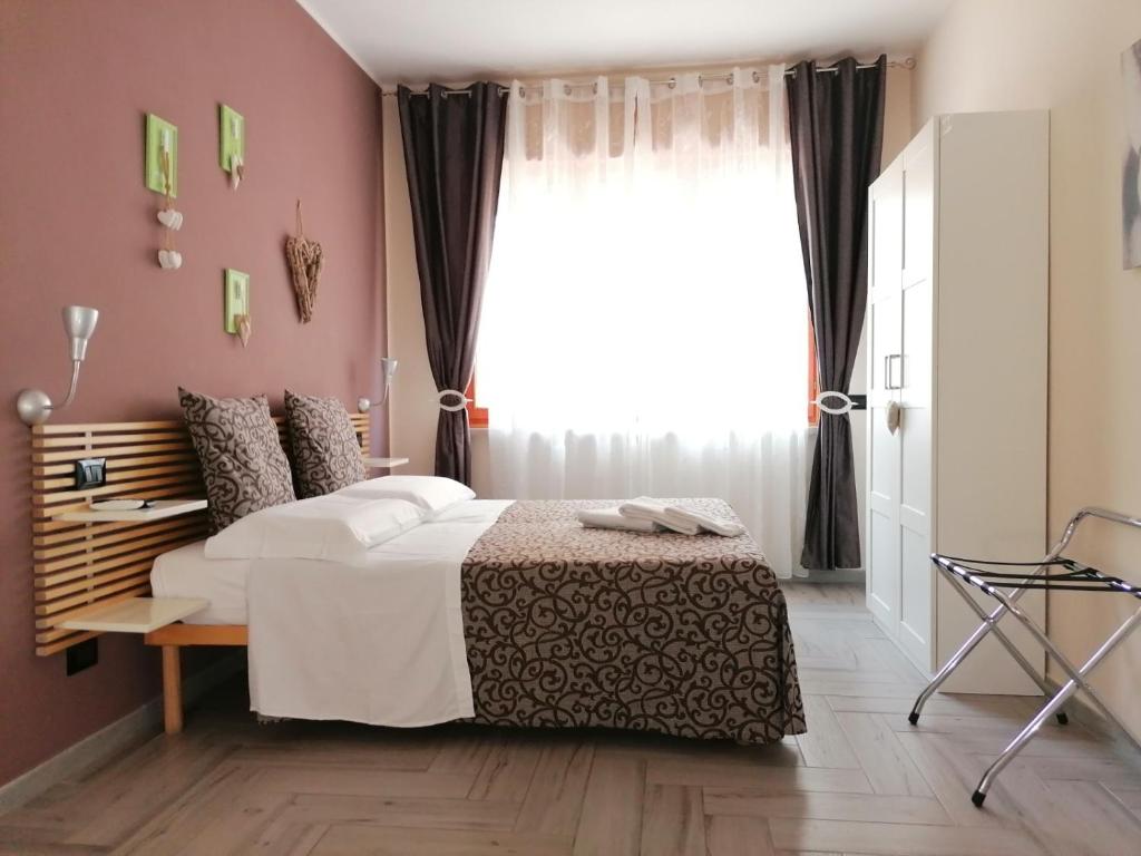 1 dormitorio con cama y ventana en B&B Armonia, en Verona