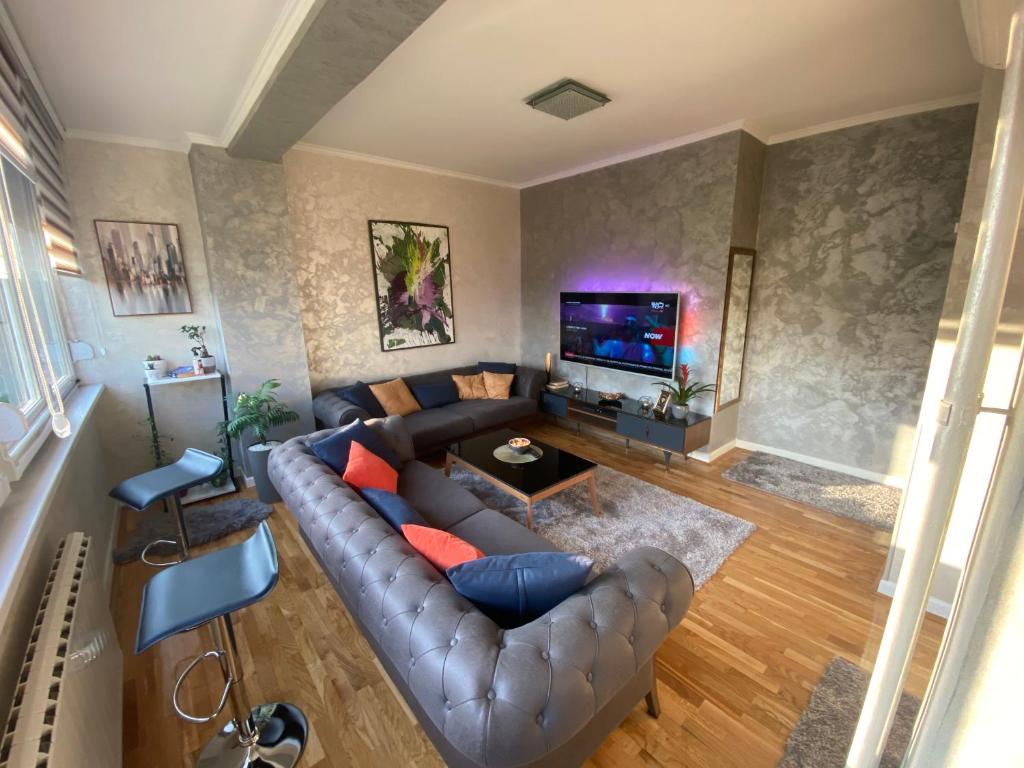 una vista aérea de una sala de estar con sofá de cuero en Apartman "Amy Delux", en Zenica