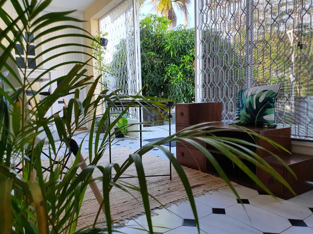 哥西爾的住宿－TROPICAL PARADISE La MARINA，带沙发和植物的客厅