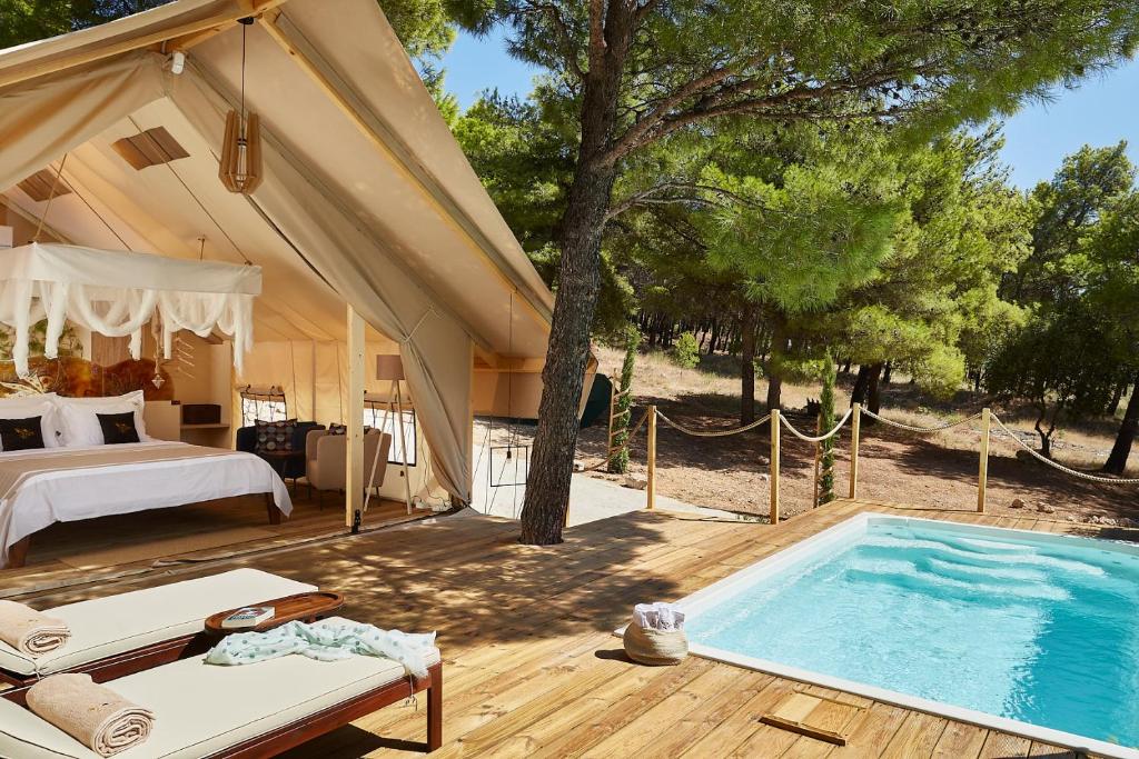 Abeille Maison Glamping Resort Zlatni Rat Abeille Maison Glamping Resort Zlatni Rat