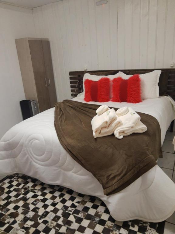um quarto com uma cama grande e toalhas em Pousada Frio da serra em Bom Jardim da Serra