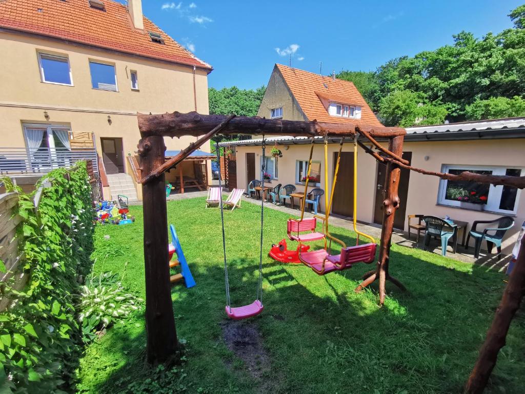 podwórko z placem zabaw z huśtawką w obiekcie Dom gościnny "MONIKA"- 10 min do plaży, w Kołobrzegu