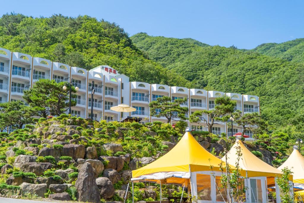 un hôtel avec des montagnes en arrière-plan dans l'établissement Gurye Junsung Resort, à Gurye