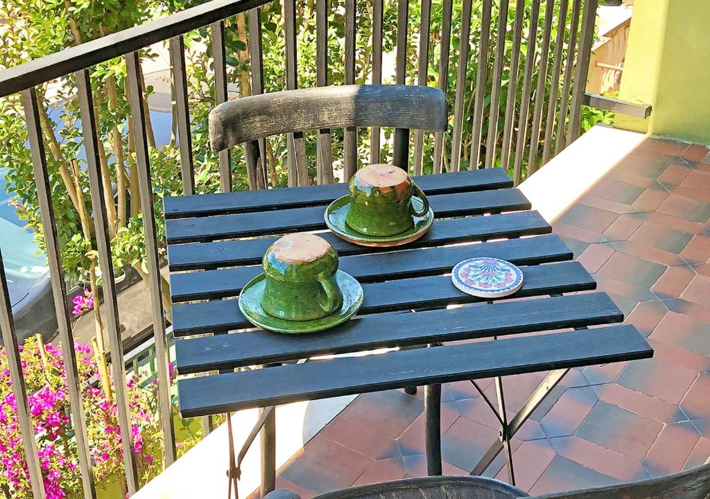 deux chapeaux sont assis sur un banc bleu dans l'établissement Casa La Rosa - mare e pineta - 2 bici incluse, à Viareggio