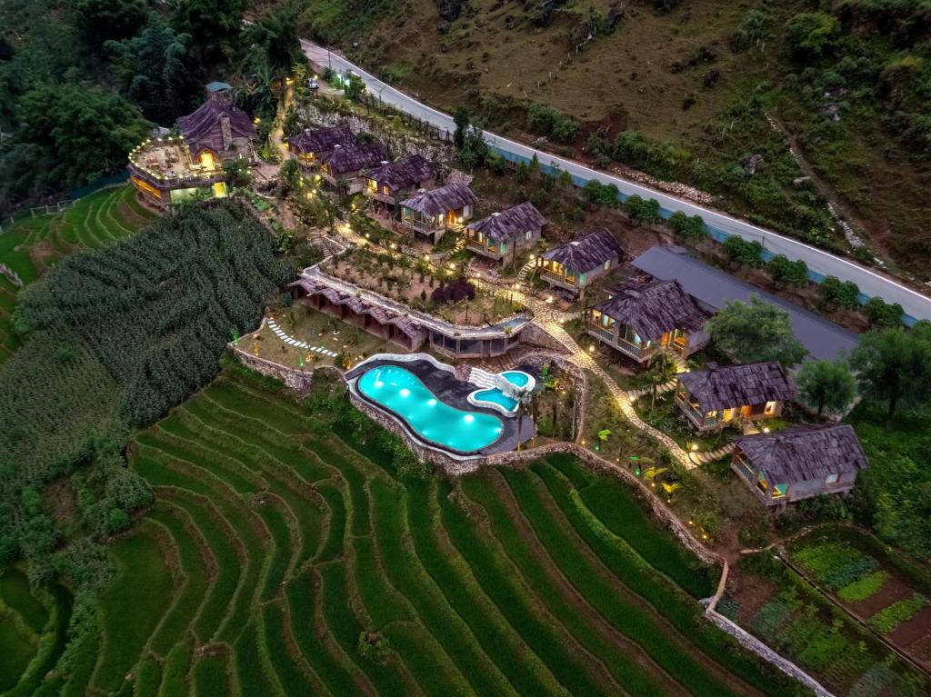 uma vista aérea de uma propriedade com piscina em Laxsik Ecolodge em Sapa