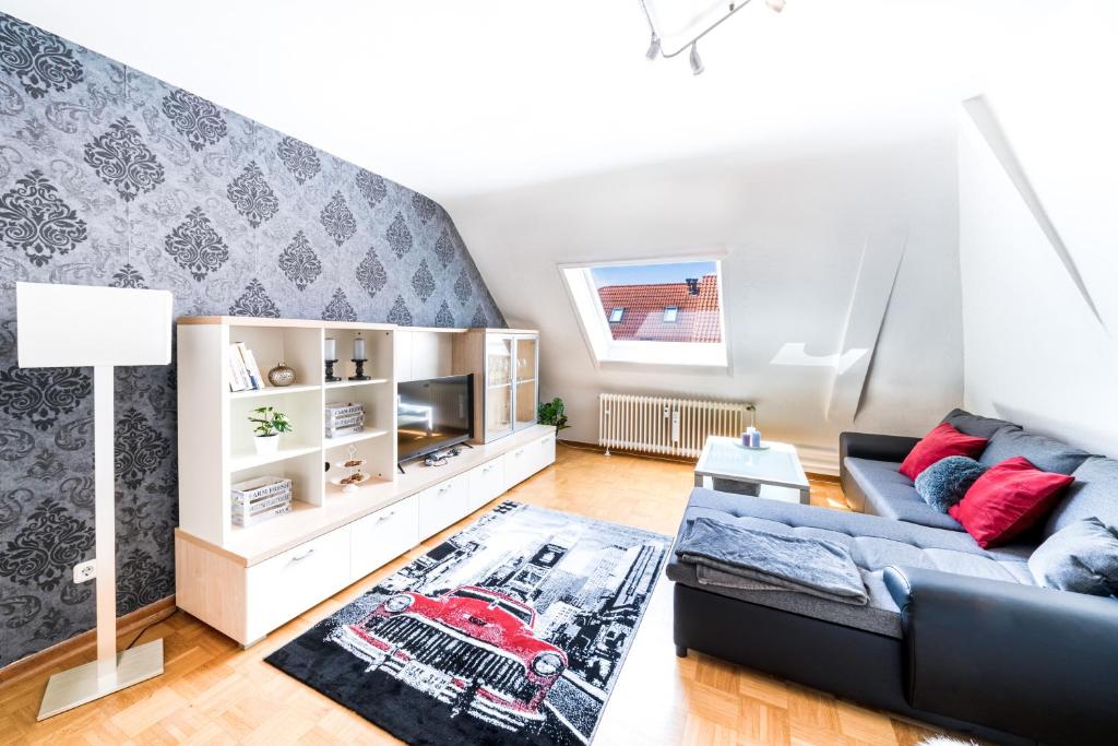 ein Wohnzimmer mit einem Sofa und einem Tisch in der Unterkunft Mitten im Herzen von Hannover / Familienfreundlich / 80m² in Hannover