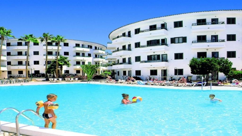 un gruppo di bambini che giocano nella piscina di un hotel di Apartment Caracol a Playa del Ingles