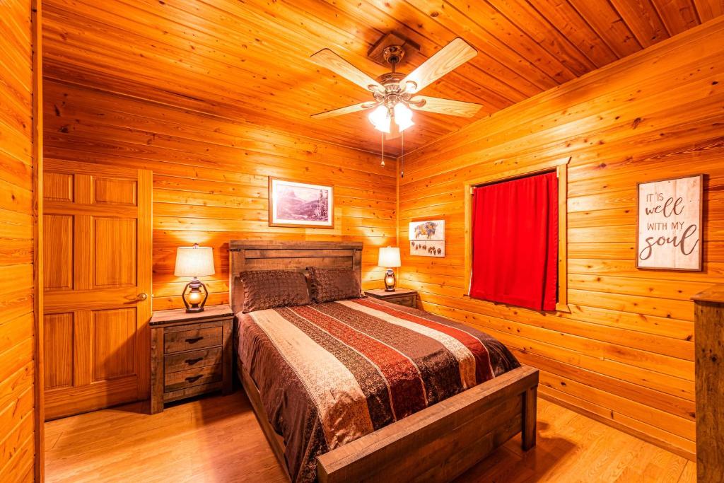 Postel nebo postele na pokoji v ubytování Cabin #4 The Wolves Den - Pet Friendly- Sleeps 6 - Playground & Game Room