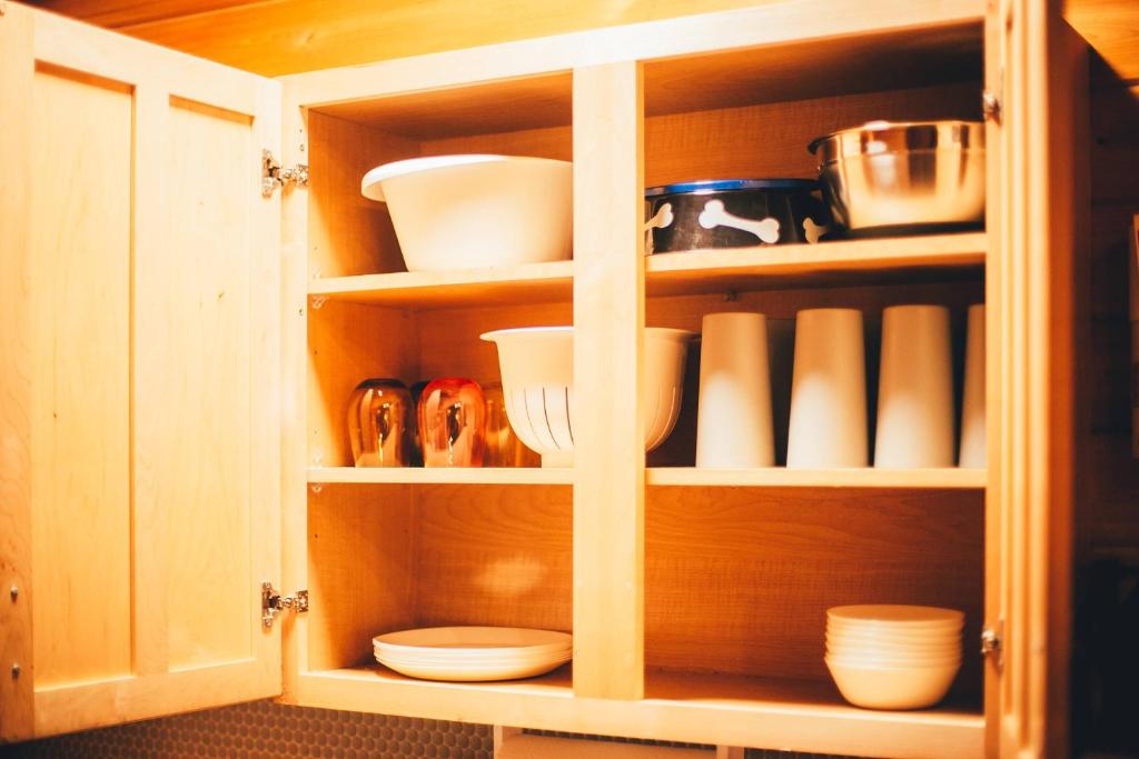 Příslušenství pro přípravu čaje a kávy v ubytování Cabin #4 The Wolves Den - Pet Friendly- Sleeps 6 - Playground & Game Room