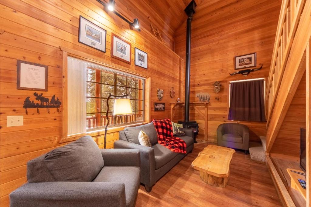 Posezení v ubytování Cabin #4 The Wolves Den - Pet Friendly- Sleeps 6 - Playground & Game Room