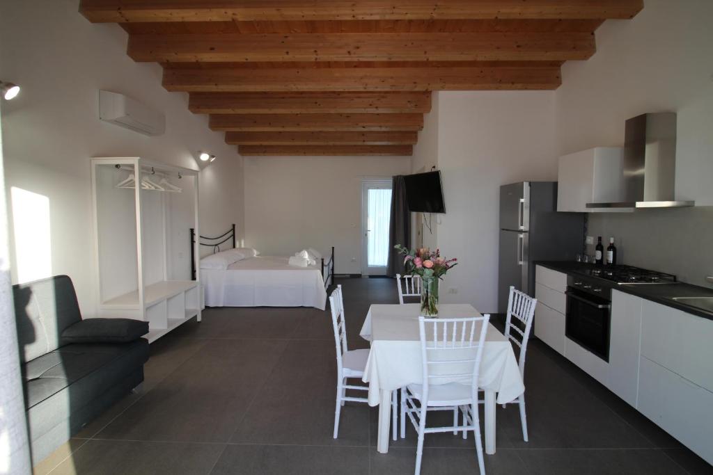 Kuchyň nebo kuchyňský kout v ubytování Dimora Savarino Marzamemi Suites with pool