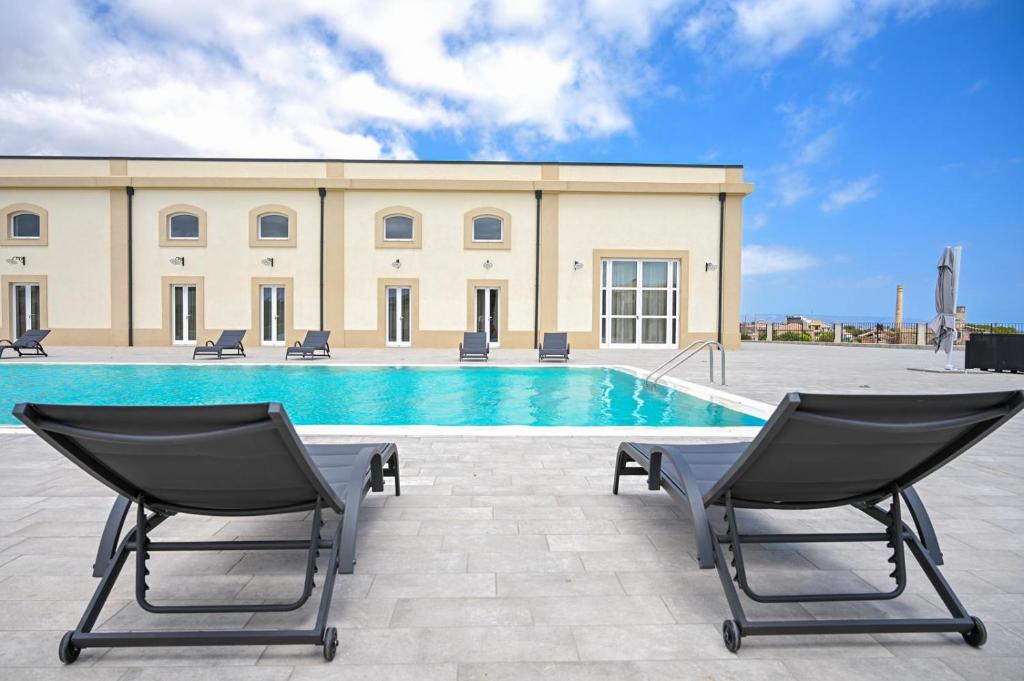 Bazén v ubytování Dimora Savarino Marzamemi Suites with pool nebo v jeho okolí