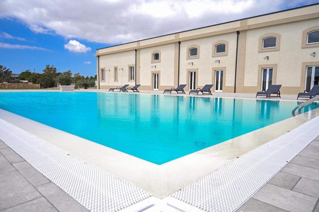 Bazén v ubytování Dimora Savarino Marzamemi Suites with pool nebo v jeho okolí