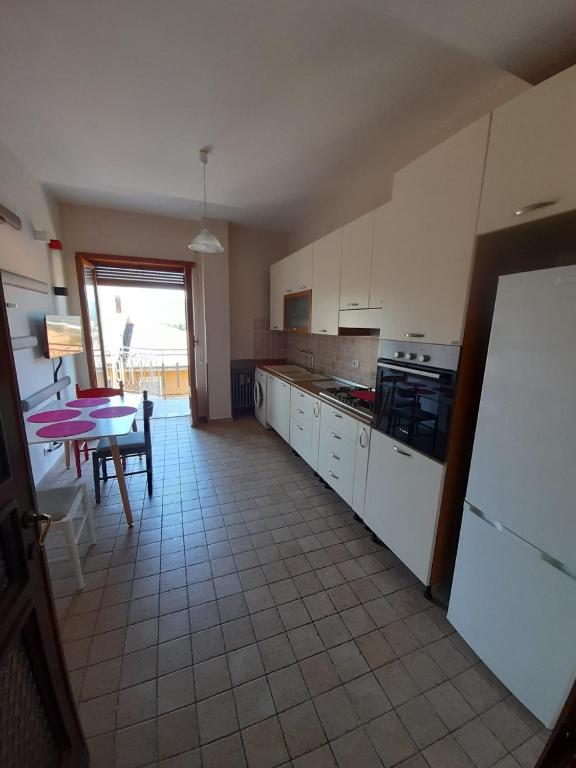 kuchnia ze stołem i jadalnią w obiekcie DreamHouse w mieście LʼAquila