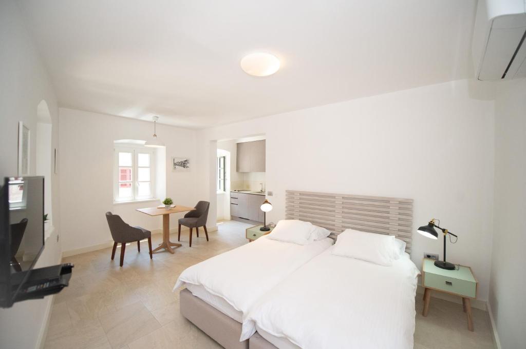 Katareo Apartments tesisinde bir odada yatak veya yataklar