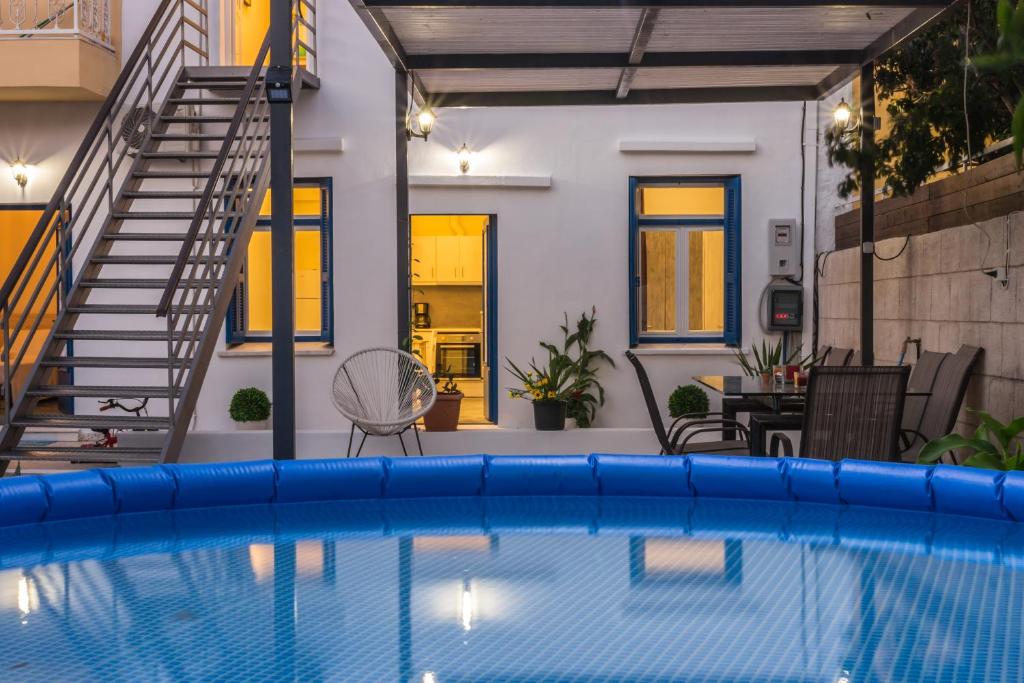 uma piscina em frente a uma casa em Danai House in Ilha de Rhodes