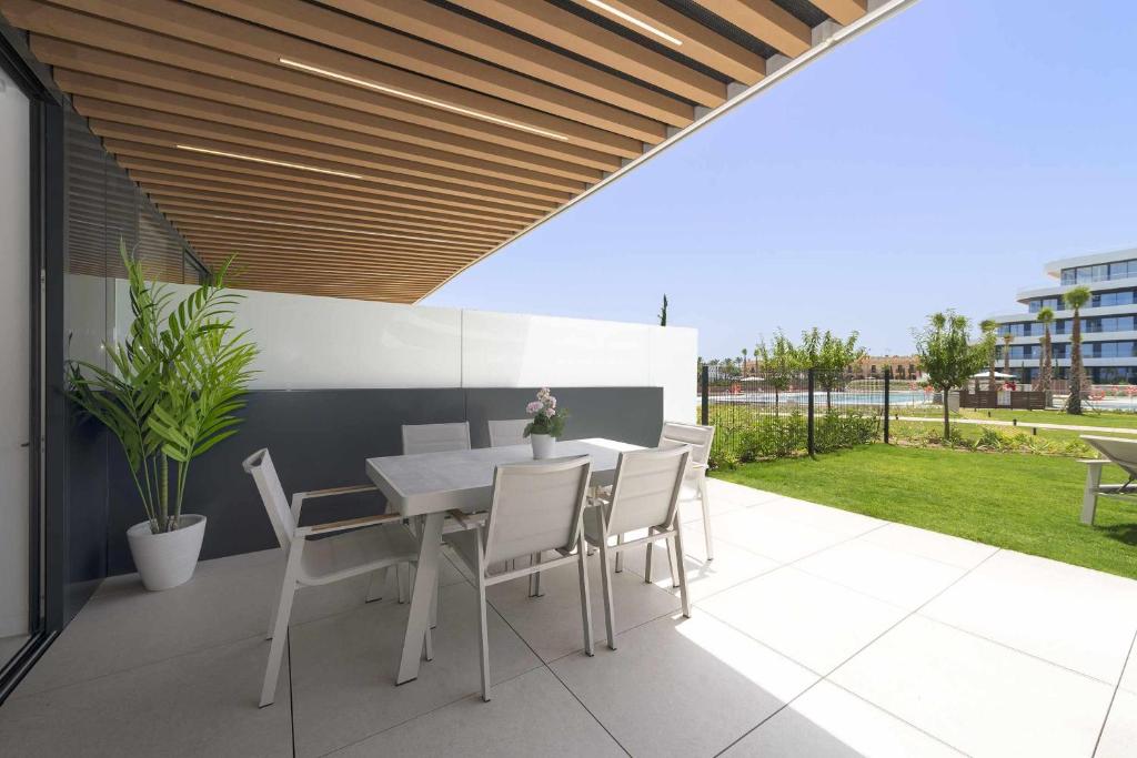 Vonkajšia záhrada v ubytovaní Espectacular bajo con jardín en 1ª línea de playa