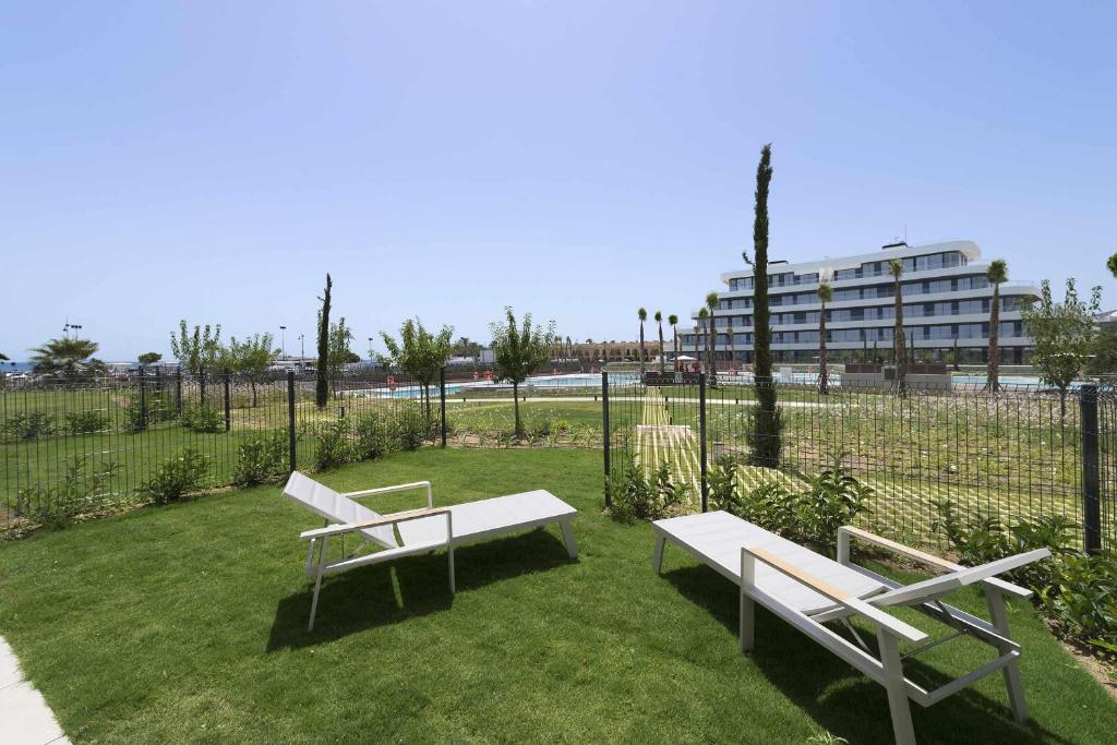Vonkajšia záhrada v ubytovaní Espectacular bajo con jardín en 1ª línea de playa