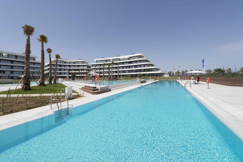 Bazén v ubytovaní Espectacular bajo con jardín en 1ª línea de playa alebo v jeho blízkosti