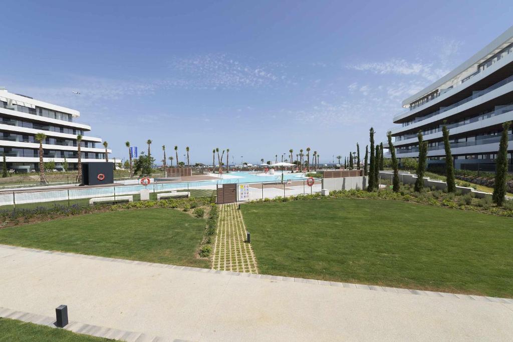Bazén v ubytovaní Espectacular bajo con jardín en 1ª línea de playa alebo v jeho blízkosti