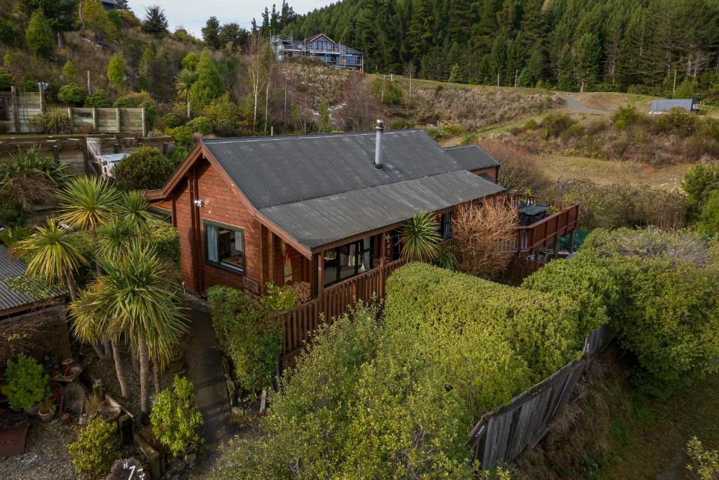 una vista aérea de una casa con techo de metal en Alpine Hide Away - 3 Bedroom, en Closeburn