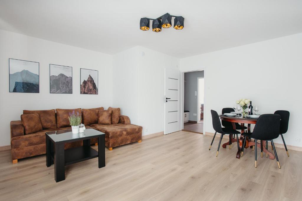 un soggiorno con divano marrone e tavolo di Gimnazjalna 16 a Zakopane