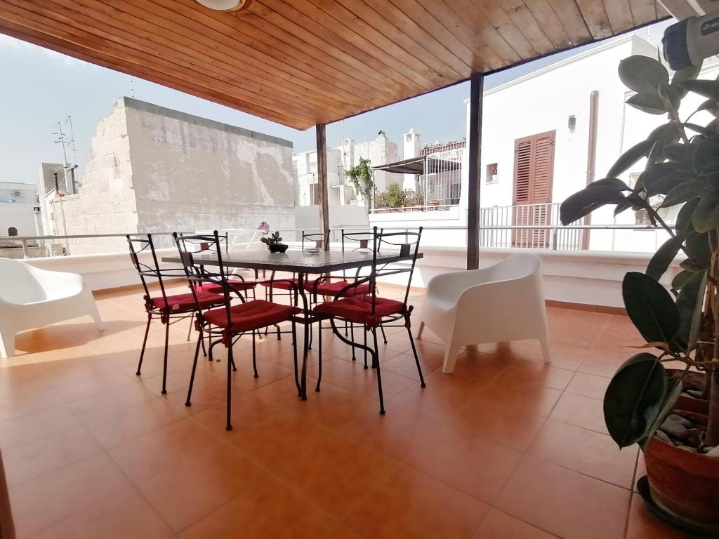 a dining room with a table and chairs at Brezza Marina in Polignano a Mare
